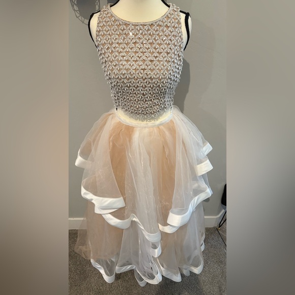 NWOT! Beaded 2-Piece Tulle ball gown wedding dress! - Picture 3 of 16